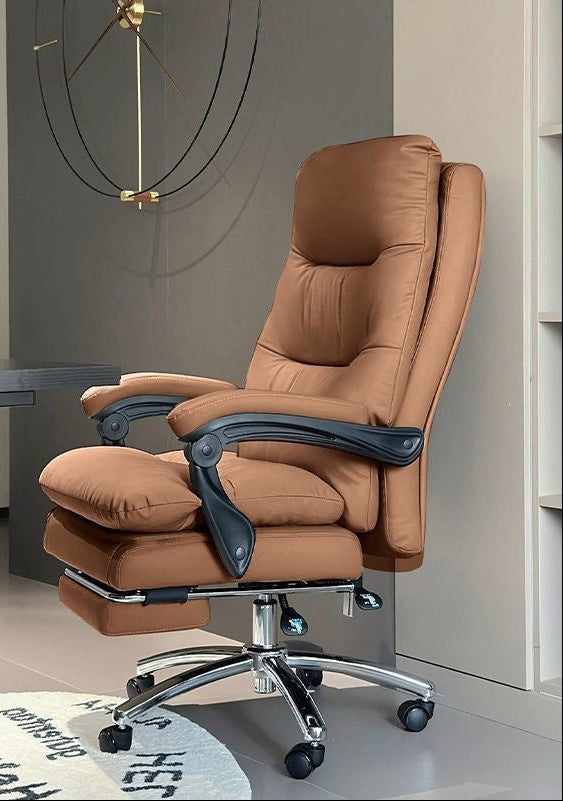 A tan/brown padded office chair with a footrest and black armrest supports, shown in a modern room setting. The left side includes Chinese text and feature callouts, plus a circular material swatch.
